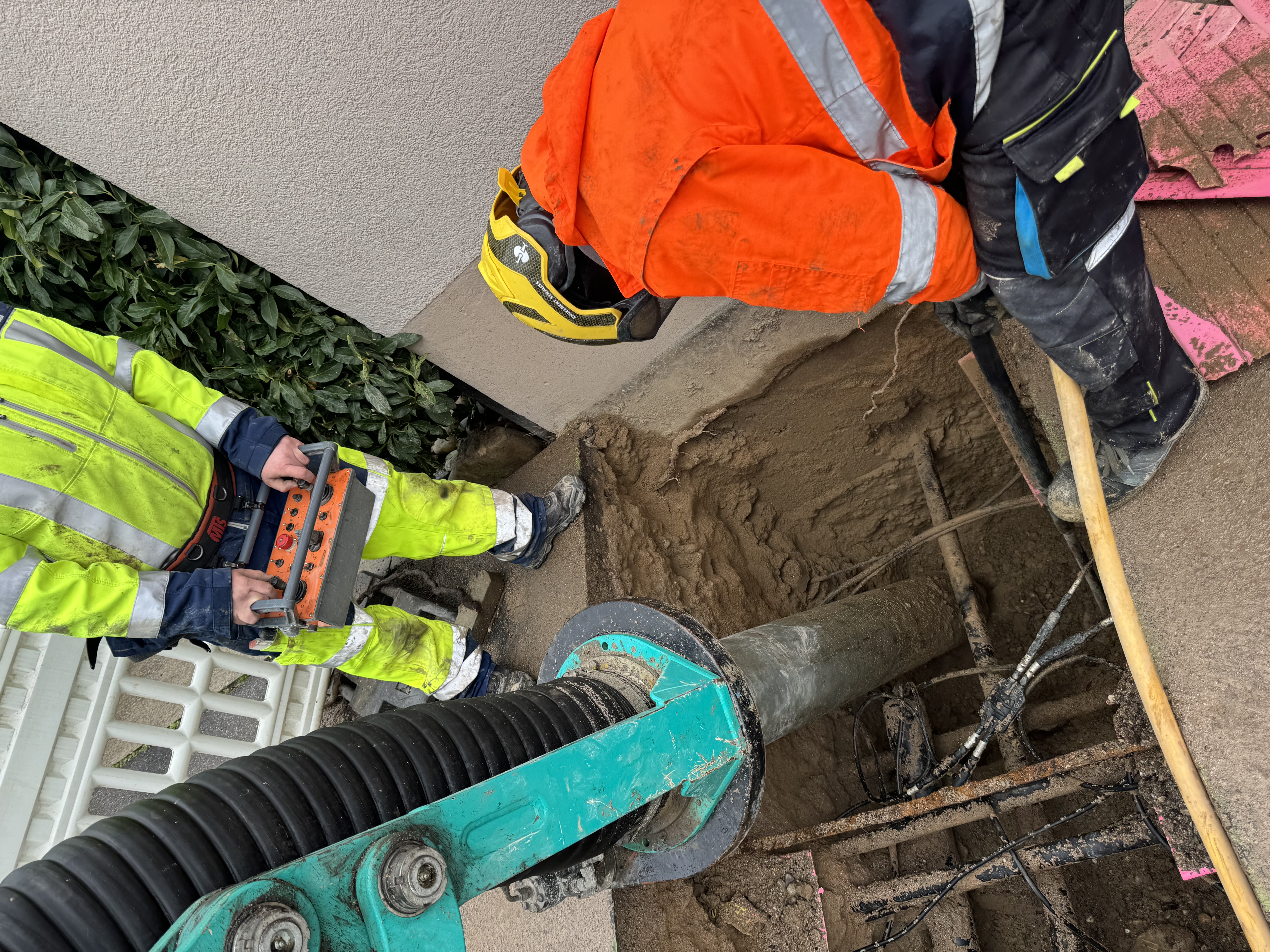  Mitarbeiter von Saugbagger Hochrhein saugen per Fermbedienung Versorgungsleitungen frei.