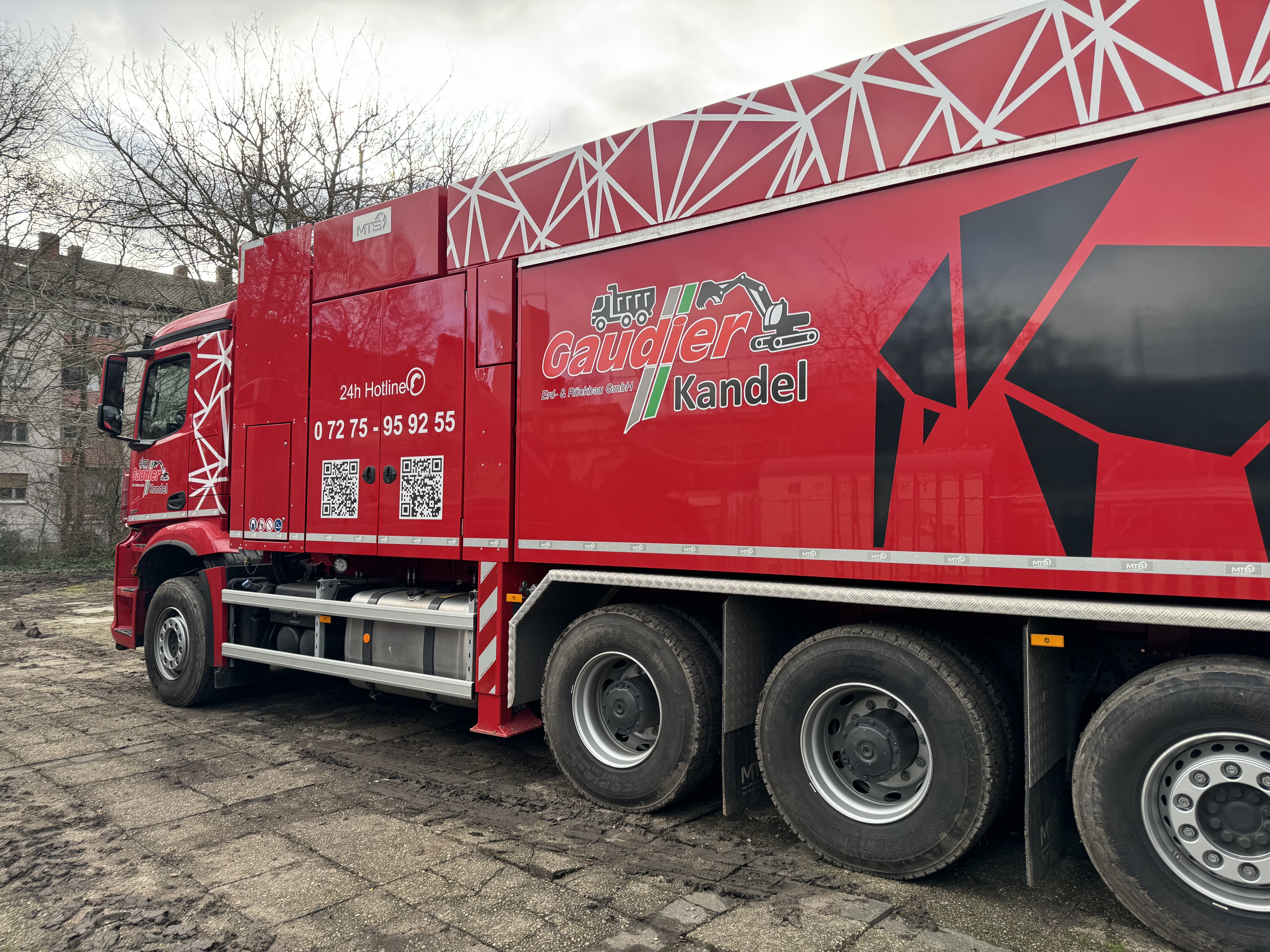 Der neue Saugbagger DINO VARIO von MTS steht vor seinem ersten Auftrag für eine Flachdachsanierung bereit.