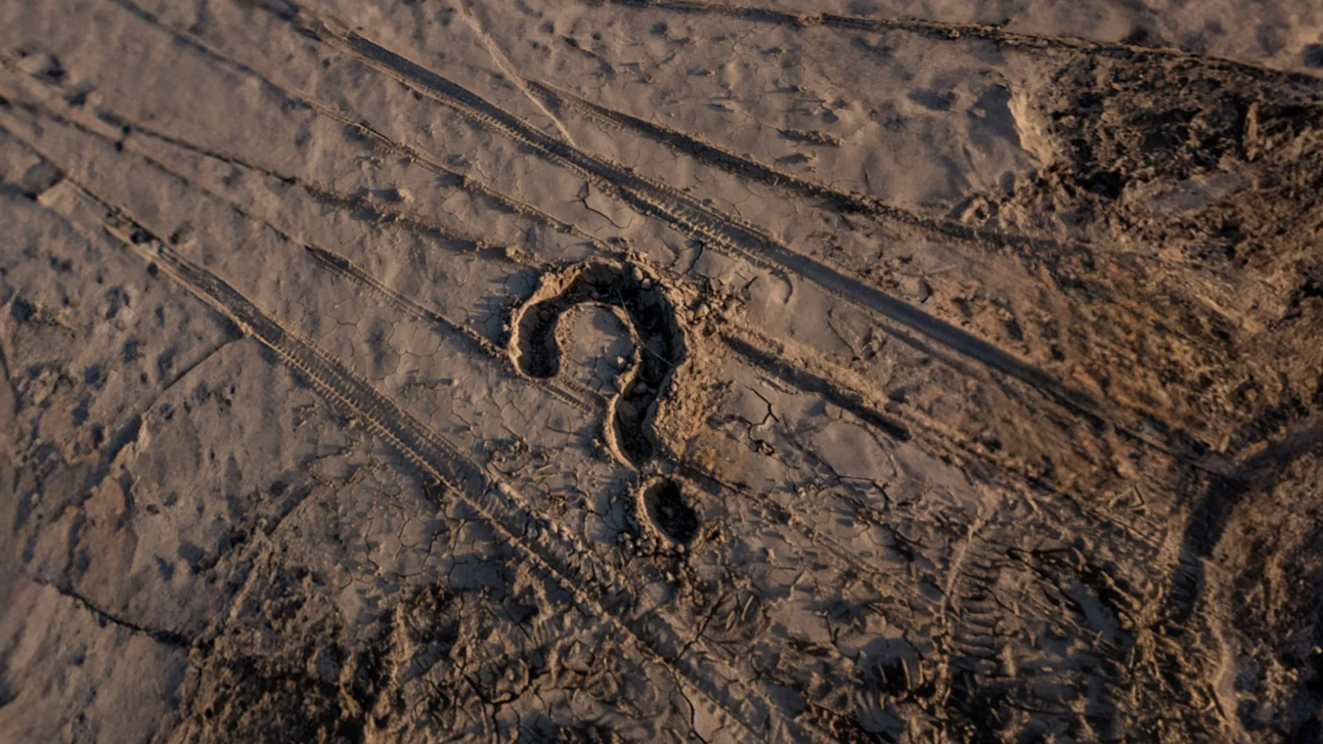 Fragezeichen in Sand gemalt