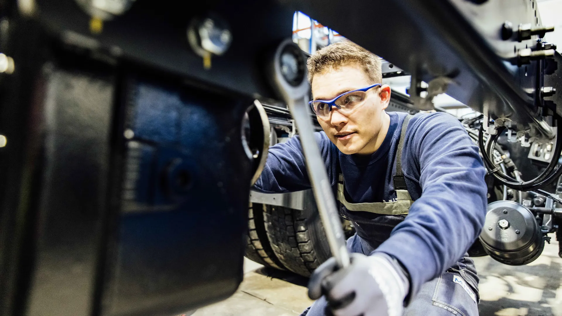 MTS Mitarbeiter arbeitet an Saugbagger