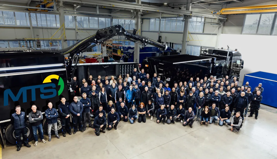 Photo de groupe des collaborateurs de MTS Mobile Tiefbau Saugsysteme GmbH dans le hall de montage.