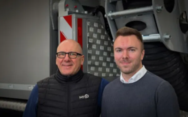 Deux employés sourient à la caméra