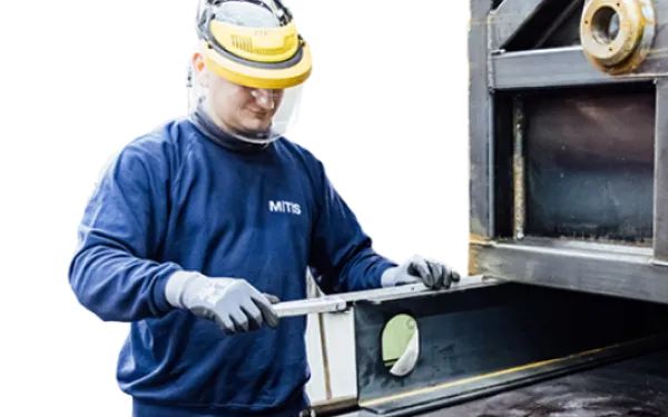 Auszubildender Metallbauer bei der Arbeit
