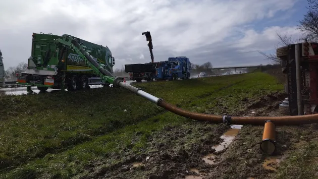 La MTS salva la distancia al camión accidentado con la extensión del tubo de succión y su elevada potencia de succión.
