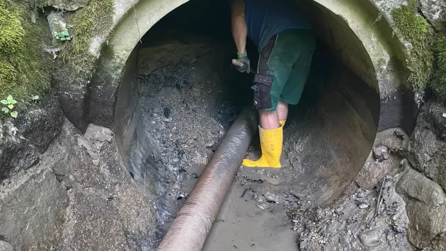 Absaugen von Schlamm im Kanalbereich.