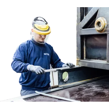 Auszubildender Metallbauer bei der Arbeit