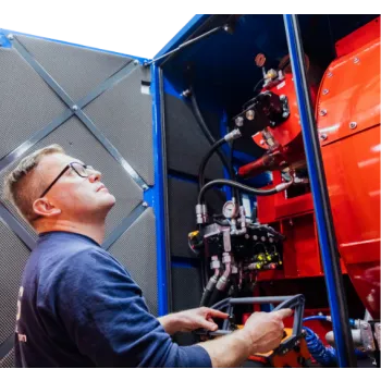 Saugbaggerfahrer und MTS-Ausbilder in der technischen Ausbildung für fortgeschrittene Benutzer.